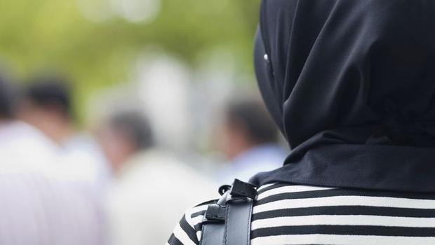 Avustralya’da Müslüman Genç Adam Kadını Yumrukladı