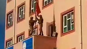 Derik’te teröristlerin indirdiği Türk bayrağı göndere çekildi